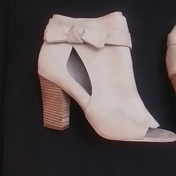 Nine West 8.5 heels - Picture 2 of 3